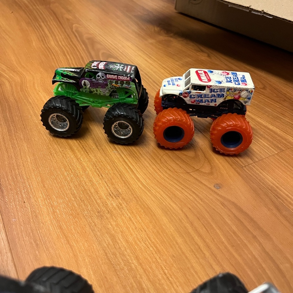 Monster Jam Monster Truck Bundle 10 pc - Picture 6 of 6